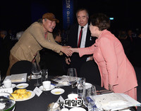 [포토] 후원의밤서 악수하는 이배용원장-이장호감독