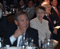 [포토] 후원의밤 행사 참석한 이인호 KBS이사장