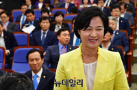 [포토] 단상으로 향하는 추미애 더불어민주당 대표