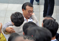 [포토] 발언을 마치고 떠나는 새누리당 이정현 대표