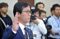 [포토] 선서하는 김영우 국방위원장