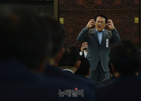 [포토] 로텐더홀 의원총회서 모두발언하는 정진석 원내대표