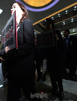 [포토] 의원총회 회의장으로 입장하는 신보라 의원