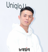 [포토] 깔끔한 화이트 패션으로 멋낸 가수 빈지노