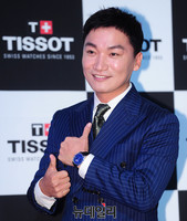 [포토] 시계 뽐내는 배우 조재윤