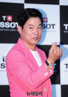 [포토] 하트 날리는 꽃중년 이한위