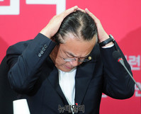 [포토] 머리 쓸어넘기는 정진석 원내대표