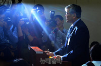 [포토] 굳은 얼굴로 의원들에 질문에 답하는 조양호 회장