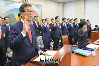 [포토] 국정감사 증인선서하는 이동걸 산업은행장