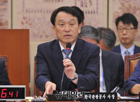 [포토] 의원들의 질문에 답하는 정창수 관광공사 사장