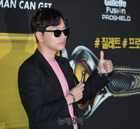 [포토] 이동휘, 티셔츠도 신발도 핫핑크