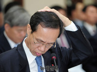 [포토] 머리 만지는 강형주 서울중앙지법원장