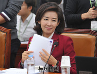 [포토] 자료 정리하는 새누리당 나경원 의원