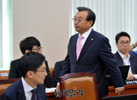[포토] 자리로 향하는 새누리당 이정현 대표