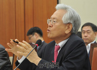 [포토] 의원들의 질문에 답하는 방문진 고영주 이사장