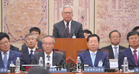 [포토] 의원들의 질문에 답하는 이윤성 서울대병원의대합동특별조사위원장