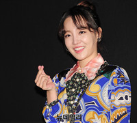 [포토] 가수 윤하, 사랑스러운 하트