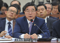 [포토] 국정감사 출석한 이기권 고용노동부 장관