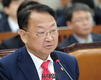 [포토] 국회 기재위 국감, 답변하는 유일호 경제부총리