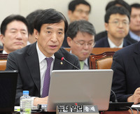 [포토] 국회 기재위 국감, 답변하는 이주열 한국은행총재