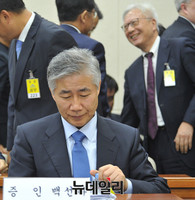 [포토] 굳은 얼굴로 복지위 출석한 서울대 백선하 교수