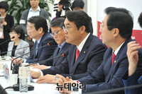 [포토] 문재인 전 대표에게 공재 질의하는 새누리당 정진석 원내대표