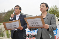 [포토] 문재인 전 대표 해명 요구하는 북한인권 단체 대표들