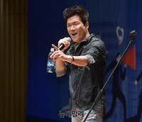 [포토] 근로자이사제 기념식서 축하 공연하는 안치환