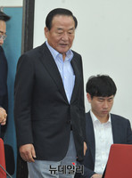 [포토] 새누리당 긴급 중진 간담회 참석하는 서청원 의원