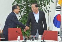 [포토] 악수 나누는 이정현-서청원