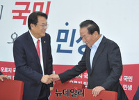 [포토] 악수 나누는 정진석 원내대표와 서청원 의원