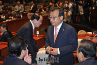 [포토] 인사 나누는 새누리당 이정현 대표