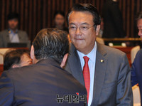 [포토] 인사 나누는 정진석 원내대표