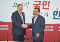 [포토] 찰스 헤이 주한영국대사 만난 새누리당 이정현 대표