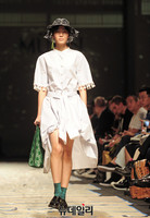 [포토] 낮선 룩 제안하는 한현민 디자이너 '뮌'②