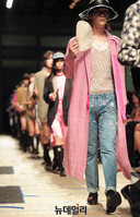 [포토] 낮선 룩 제안하는 한현민 디자이너 '뮌'③