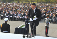 [포토] 장진호 전투 추도식, 헌화하는 박승춘 보훈처장