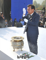 [포토] 헌화 하는 새누리당 이정현 대표