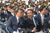 [포토] 대화 나누는 새누리당 이정현 대표와 박승춘 보훈처장