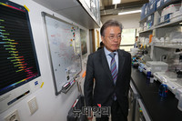 [포토] 한국과학기술연구원 실험실 둘러보는 문재인 전 대표