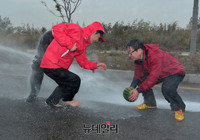 [포토] 수박 이용한 물대포 실험