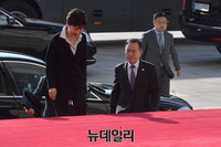 [포토] 시정연설 위해 국회로 들어오는 박근혜 대통령