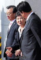 [포토] 새누리당 지도부 배웅 받는 박근혜 대통령