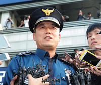 [포토] 영장 집행 브리핑하는 홍완선 종로경찰서장