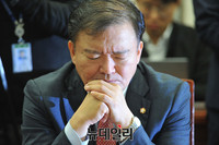 [포토] 침통한 얼굴의 청와대 출신 민경욱 의원