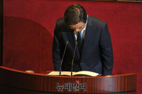 [포토] 고개숙인 황교안 국무총리