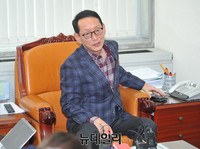 [포토] 기자간담회 갖는 김도읍 새누리당 원내수석부대표