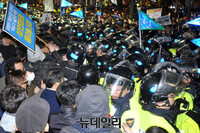 [포토] 경찰과 충돌하는 시위 참가자들