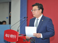 [포토] 거국내각 건의, 최고위 결정 발표하는 김성원 새누리당 대변인