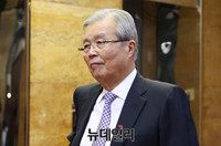 [포토] 국회로 들어오는 더불어민주당 김종인 의원
